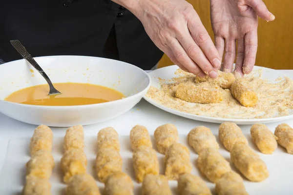 Chef Kok Voorbereiding Van Handgemaakte Kroketten Keuken — Stockfoto