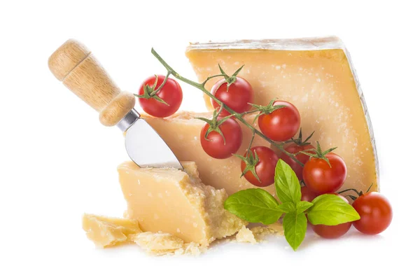 Parmezan Ser Lub Parmigiano Reggiano Pomidorkami Białym Tle Białym Tle — Zdjęcie stockowe