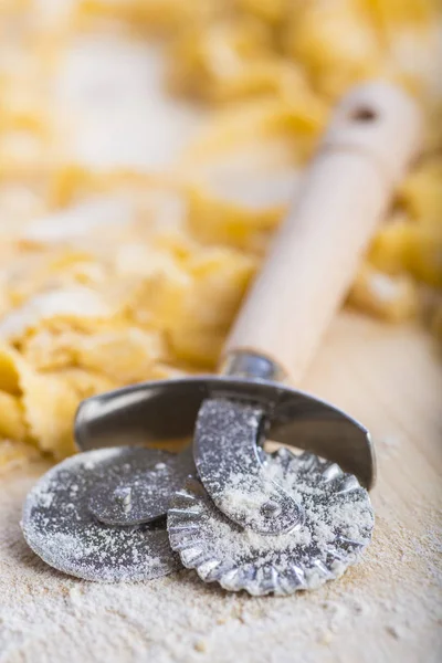 Pasta Fresca All Uovo Una Ruota Tagliapasta Prepararla — Foto Stock