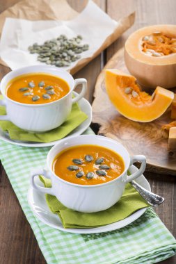 Noel için kremalı balkabağı çorbası tohumları ile dekore edilmiştir.