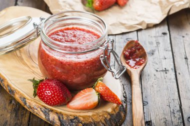 Ev yapımı çilek reçeli ve kahvaltıda kızarmış ekmek