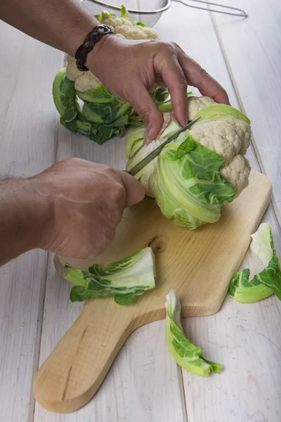 Chef Preparando Limpando Uma Couve Flor Para Ser Fervida Cozida — Fotografia de Stock