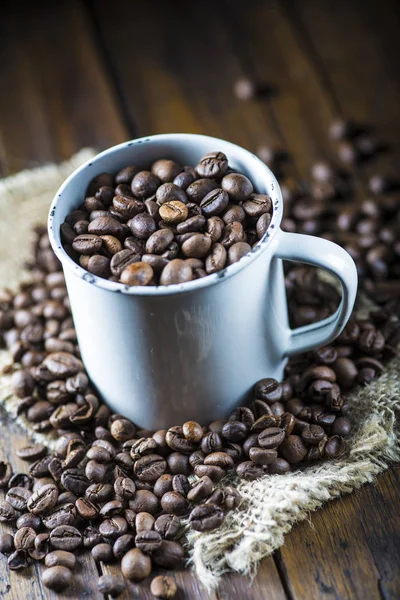 Chicchi Caffè Tostati Una Tazza Porcellana Una Iuta — Foto Stock