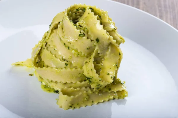 Domu Świeże Jajko Makaron Pesto Obiad — Zdjęcie stockowe