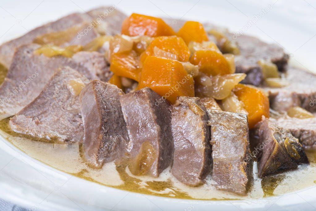 Lengua de cerdo estofada Estilo español con cebolla y zanahorias 2024