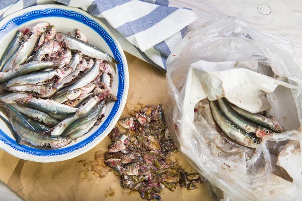 Cleaning Sadines Kitchen Scrapping Out Bloody Guts — Stock Photo, Image