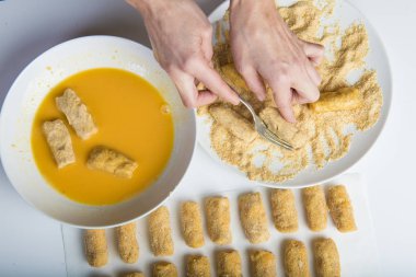 Şef mutfakta el yapımı kroket hazırlanıyor