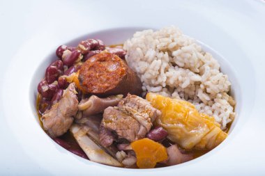 Geleneksel Portekiz feijoada bir sağlıklı beslenme için bir tabakta servis
