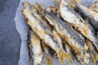 Kızarmış sardalye veya pirchards arduvaz arka plan üzerinde