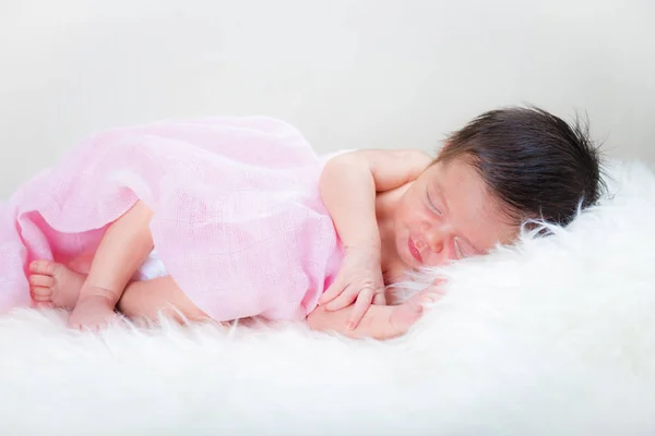 Novorozená Dívka Ležící Šťastný Uvolněně Dece Bílé Vlasy Oblečená Růžovém — Stock fotografie