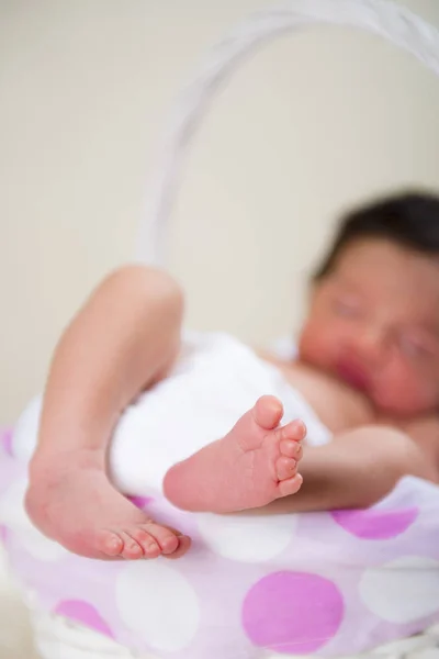 Felice Neonato Che Dorme Cesto Una Coperta Capelli Bianchi — Foto Stock