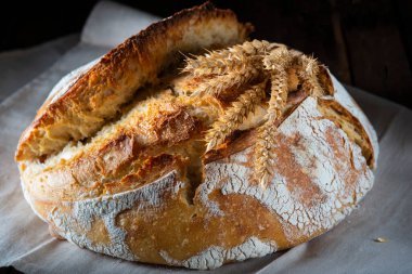 Pastanenin masasında ev yapımı ekmek var.