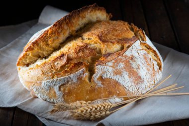 Pastanenin masasında ev yapımı ekmek var.