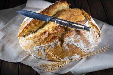 Pastanenin masasında ev yapımı ekmek var.