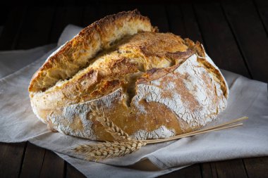 Pastanenin masasında ev yapımı ekmek var.