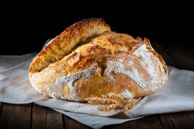 Pastanenin masasında ev yapımı ekmek var.