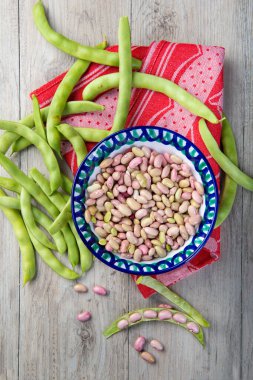 Kapsüllerinden fasulye alıp mutfakta pişirmek için hazırlıyorlar.