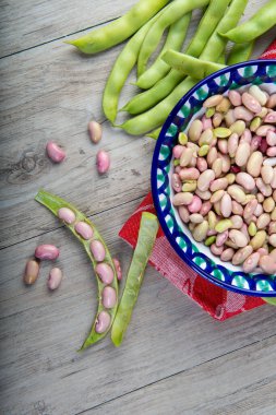 Kapsüllerinden fasulye alıp mutfakta pişirmek için hazırlıyorlar.