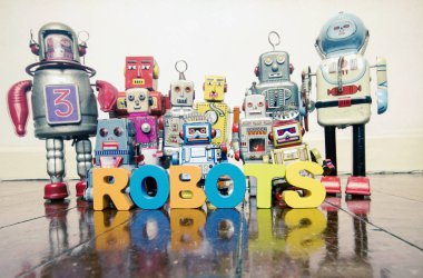 ahşap harf ve retro oyuncak robotlar yansıması ile eski bir ahşap zemin üzerinde kelime robotlar