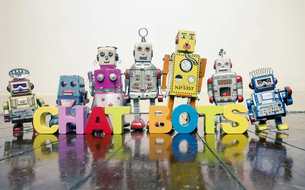 Palabra Chat Bots Con Letras Madera Robots Juguete Retro Viejo —  Fotos de Stock