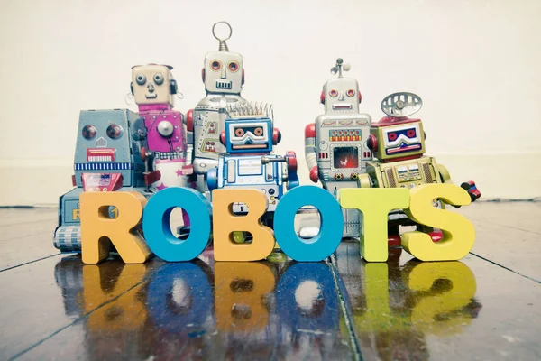 ahşap harf ve retro oyuncak robotlar yansıması ile eski bir ahşap zemin üzerinde kelime robotlar