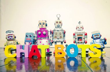 ahşap harf ve retro oyuncak robotlar yansıması ile eski bir ahşap zemin üzerinde kelime sohbet botlar