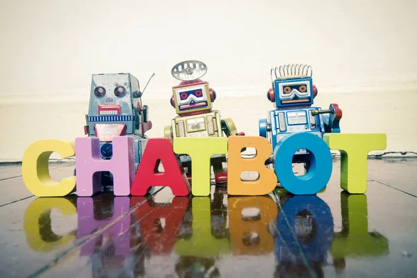 Ahşap Harf Retro Oyuncak Robotlar Yansıması Ile Eski Bir Ahşap — Stok fotoğraf