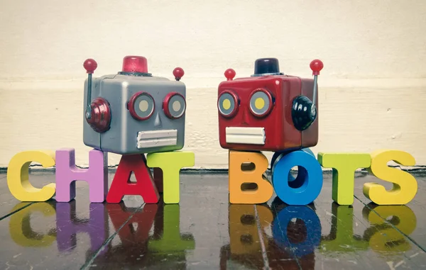 Dos Cabezas Parlantes Con Palabra Chat Bots Suelo Madera Con — Foto de Stock