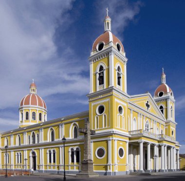  granada Nikaragua mavi gökyüzü ile büyük sarı abbey 