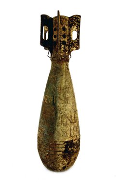 eski paslı bomba üzerinde beyaz izole 