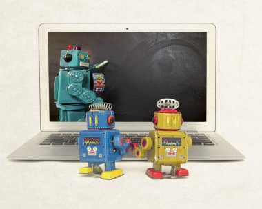 Makine öğrenme kavramı ile izole bir dizüstü bilgisayar, retro robotlar 