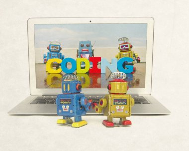 iki retro bobots izole bir dizüstü bilgisayarda codeing hakkında bilgi edinin 