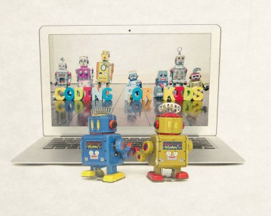 iki retro bobots izole bir dizüstü bilgisayarda codeing hakkında bilgi edinin 