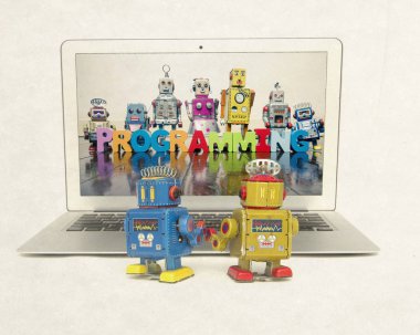 iki retro bobots izole bir dizüstü bilgisayarda codeing hakkında bilgi edinin 