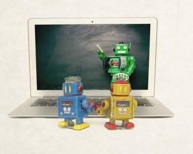iki retro bobots izole bir dizüstü bilgisayarda şeyler öğrenme 