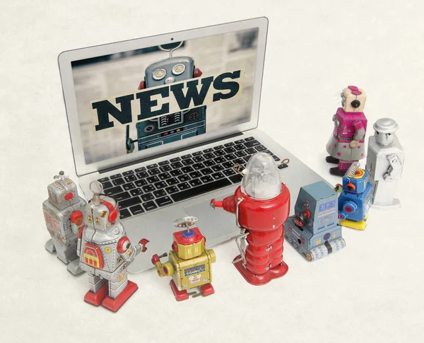 Retro Robotlar Izole Sahte Haberleri Izlemek Için Bir Dizüstü Bilgisayar — Stok fotoğraf