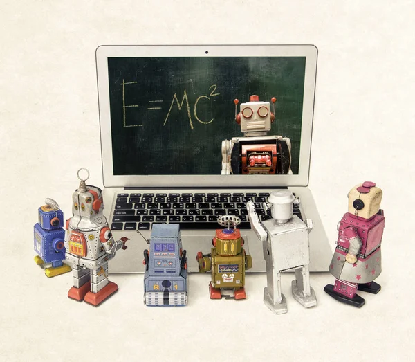 Makine Öğrenme Kavramı Ile Izole Bir Dizüstü Bilgisayar Retro Robotlar — Stok fotoğraf