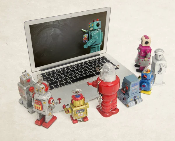Ретро Роботы Собираются Вокруг Ноутбука Учиться Изолированно — стоковое фото