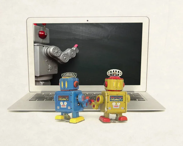 Due Robot Retrò Imparare Roba Computer Portatile Isolato — Foto Stock