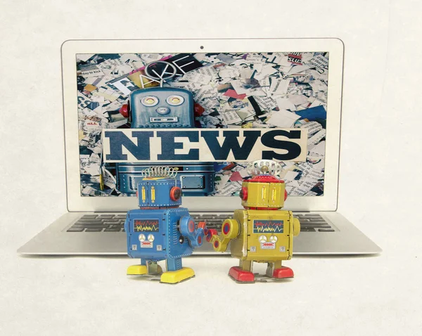 Due Robot Retrò Imparare Guardare Notizie False Isolato — Foto Stock