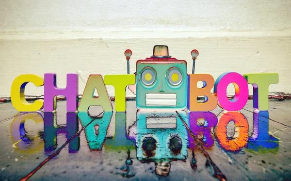 Parola Chat Bot Con Una Testa Robot Rossa Pavimento Legno — Foto Stock