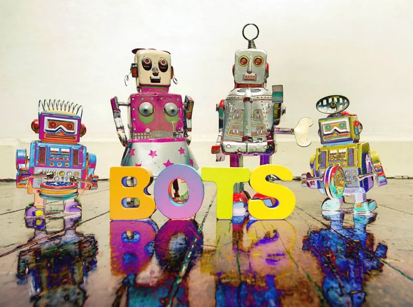 Quattro Giocattoli Robot Retrò Parola Bots Pavimento Legno — Foto Stock