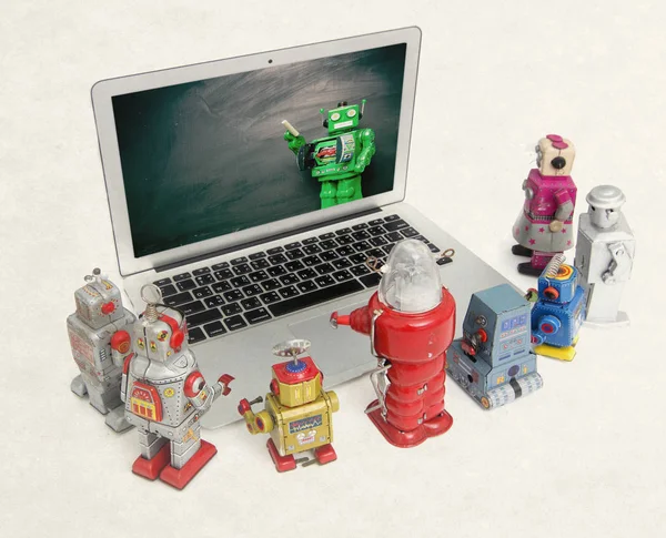 Robots Retro Reúnen Alrededor Ordenador Portátil Para Aprender Aislado Fotos De Stock