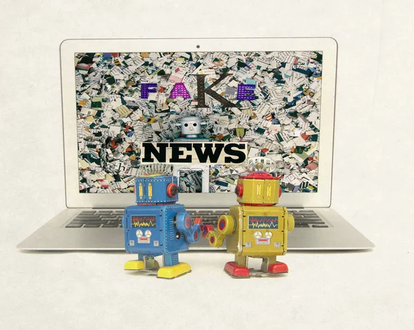 Zwei Retro Roboter Lernen Fake News Isoliert Beobachten Stockbild
