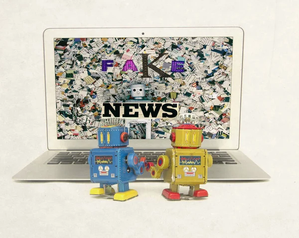 Dos Retro Bobots Aprender Viendo Noticias Falsas Aislado Imagen De Stock