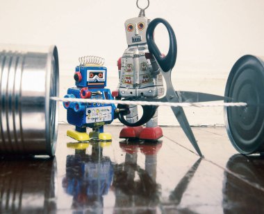 Konsept telefon hattı, retro robotlarla bir ahşap zemin üzerinde kesilmiş olma 