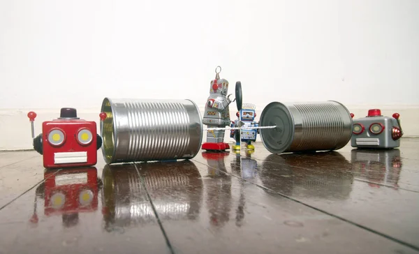 Konzept Telefonleitung Wird Mit Retro Robotern Auf Holzboden Durchtrennt — Stockfoto