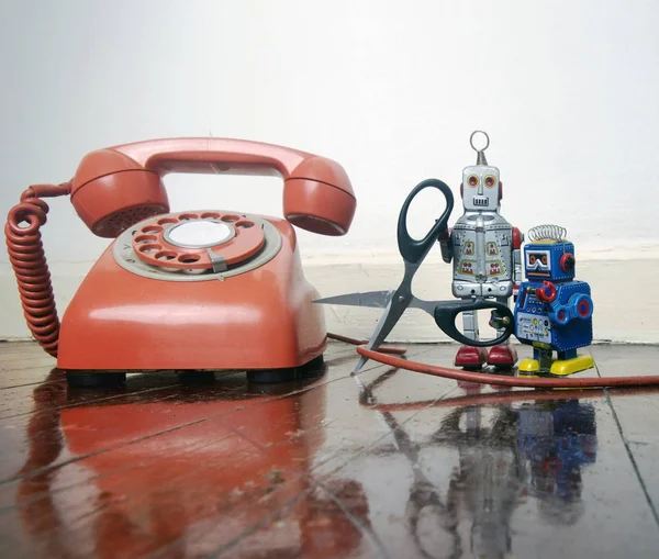 Konzept Telefonleitung Wird Mit Retro Robotern Auf Holzboden Durchtrennt — Stockfoto