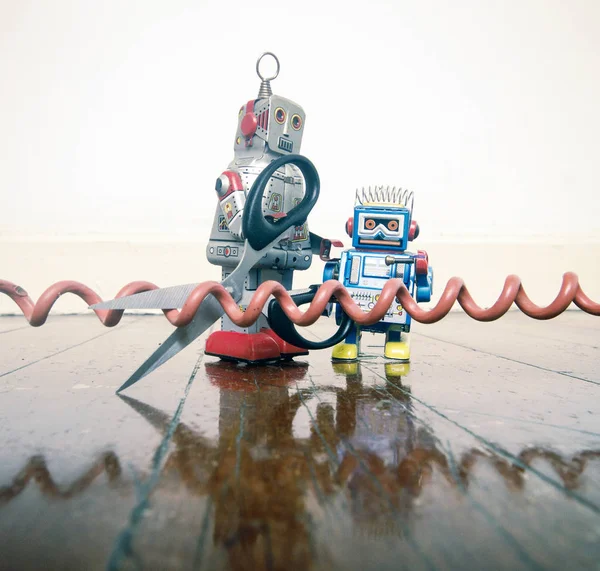 木製の床にレトロなロボットのカットされているコンセプト電話回線 — ストック写真