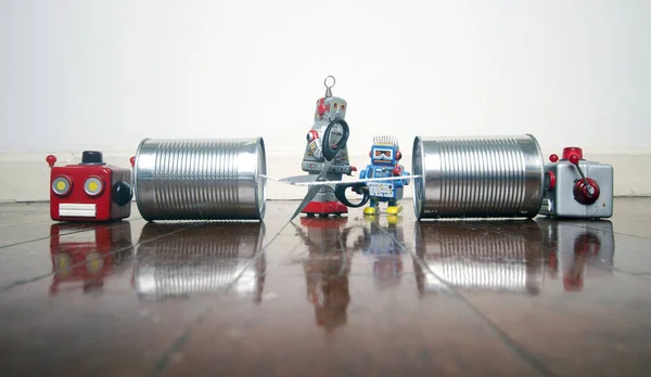 Konzept Telefonleitung Wird Mit Retro Robotern Auf Holzboden Durchtrennt — Stockfoto